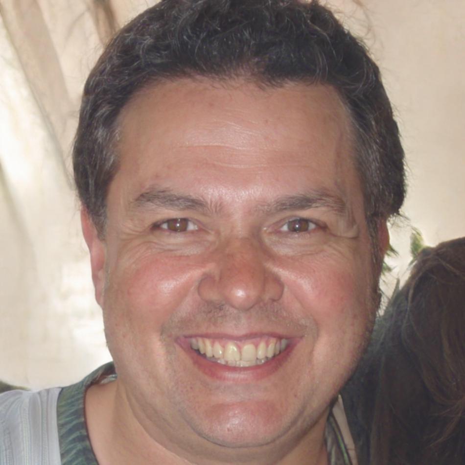 Carlos Mendoza, instructor experto en finanzas